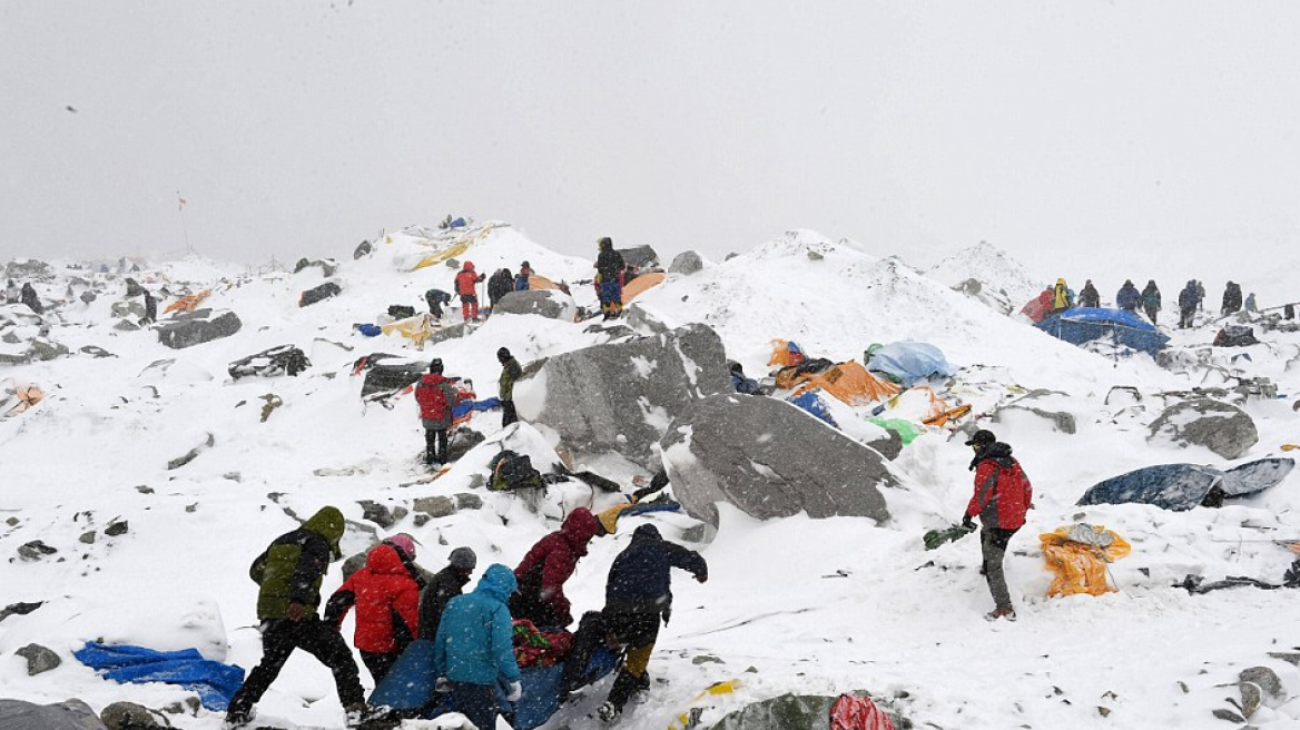 Συγκλονιστικά βίντεο από τη φονική χιονοστιβάδα στο Έβερεστ